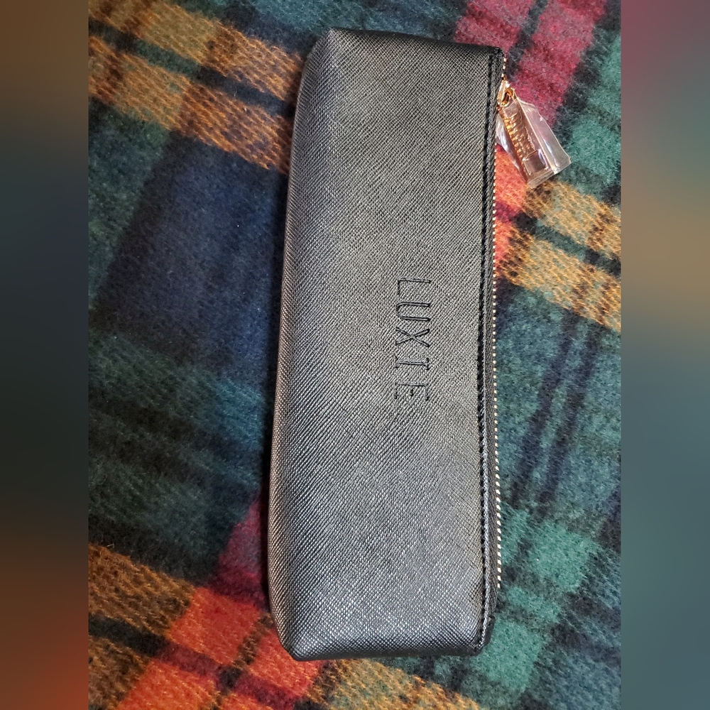 LUXE Black makeup brushes in Bag